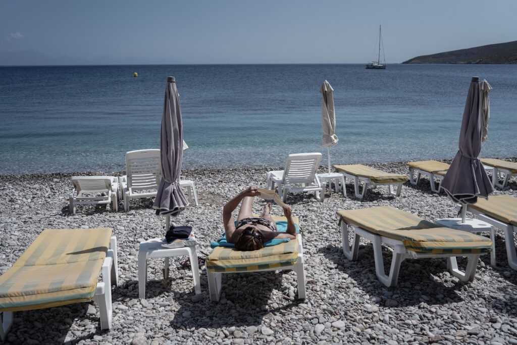 «Θυμωμένοι Έλληνες ξεκινούν πόλεμο με τις ξαπλώστρες» – Τι γράφει η Daily Mail για το «κίνημα της πετσέτας»