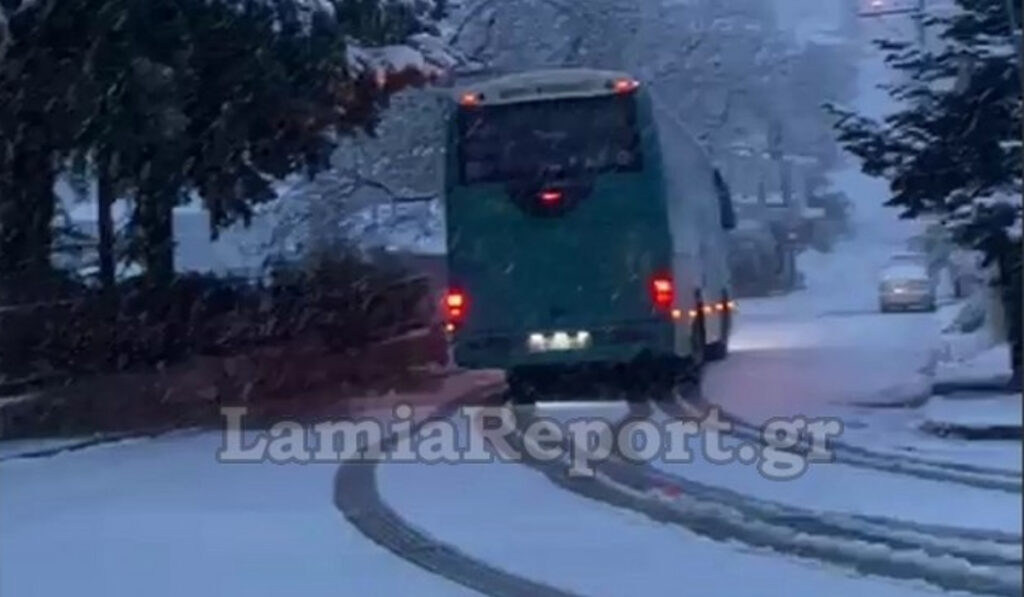 Υπάτη: Λεωφορείο με μαθητές «κόλλησε» στα χιόνια