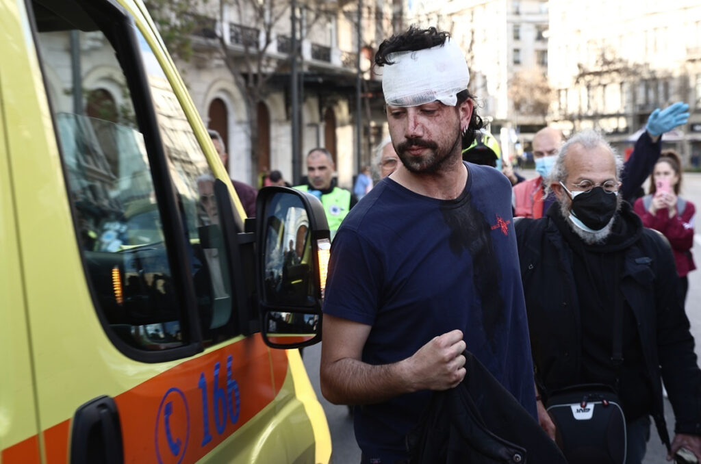 Πανεκπαιδευτικό συλλαλητήριο: Επεισόδια στη Βουλή με 8 φοιτητές τραυματισμένους – Μολότοφ και χημικά (Εικόνες, βίντεο)