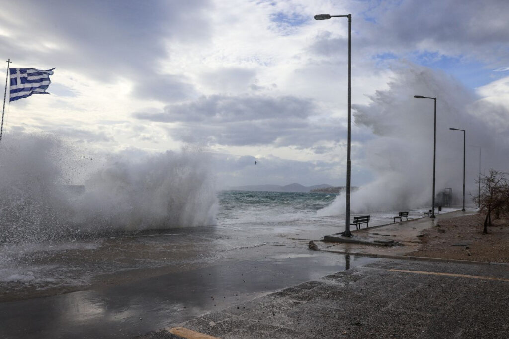 Καιρός: Καταιγίδες και βοριάδες σήμερα – Πού θα χιονίσει