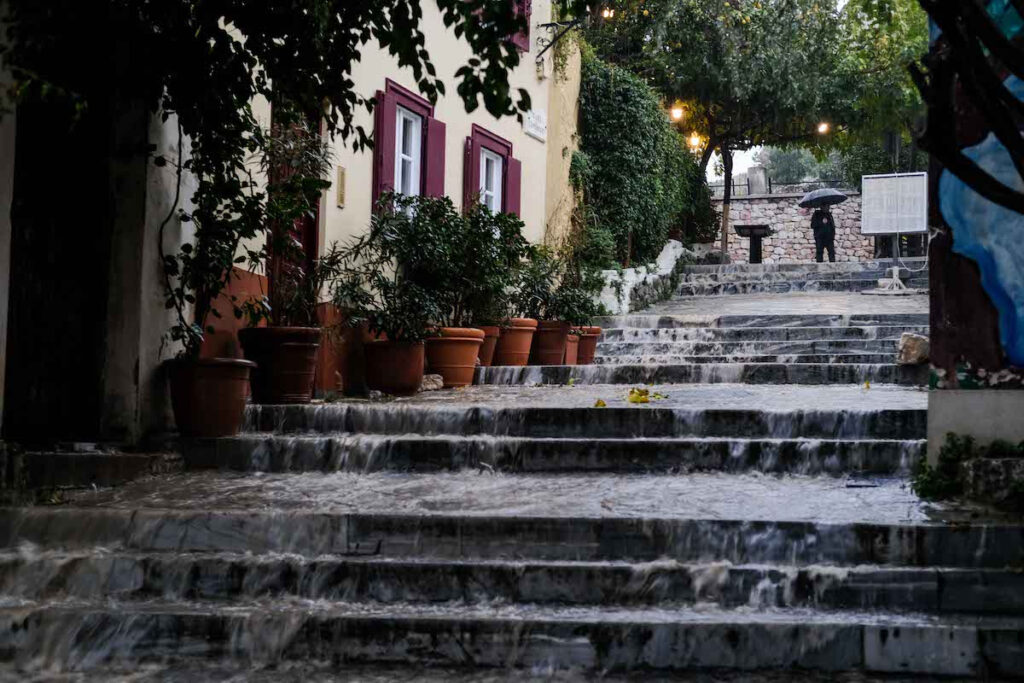 Καιρός: Βροχή σχεδόν σε όλη τη χώρα σήμερα – Πού θα πέσουν τα πρώτα χιόνια