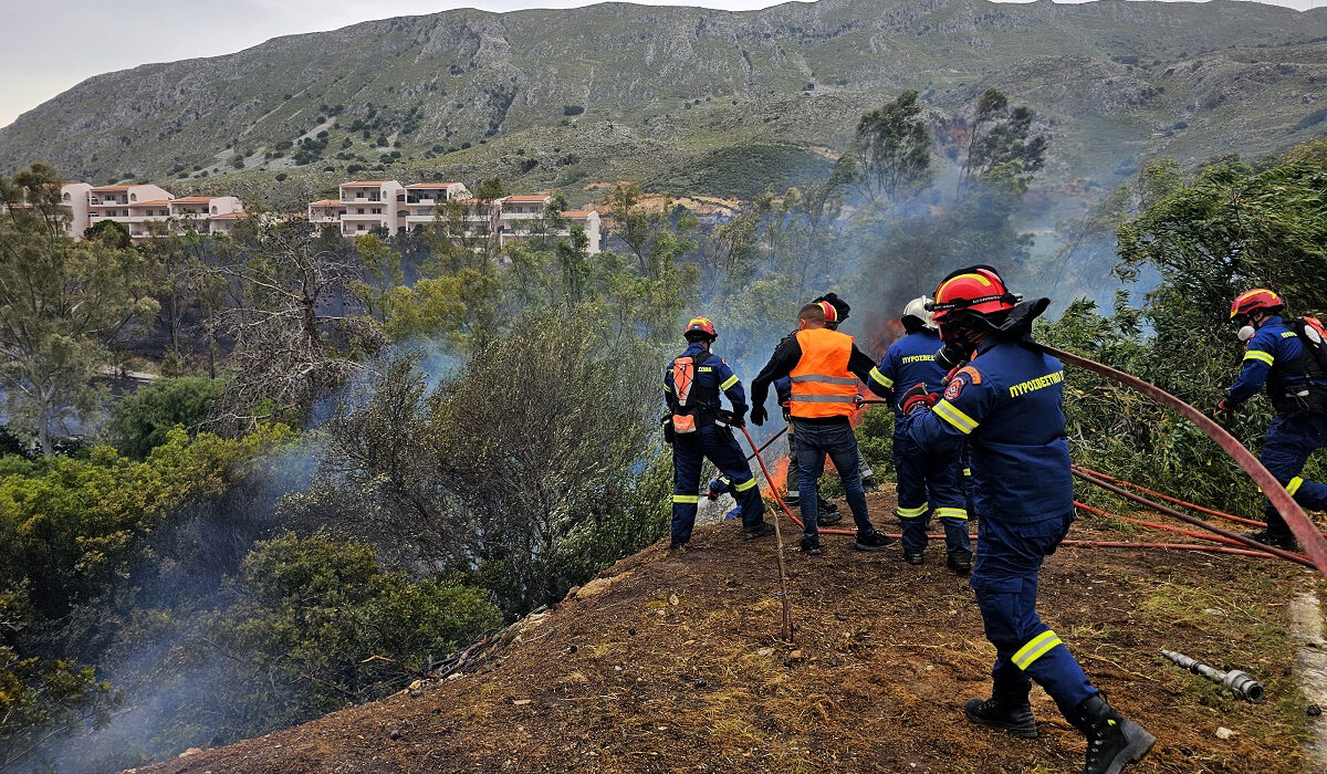Φωτιά στον Ναύσταθμο Κρήτης: Χωρίς ενεργό μέτωπο – Έγιναν προληπτικές εκκενώσεις