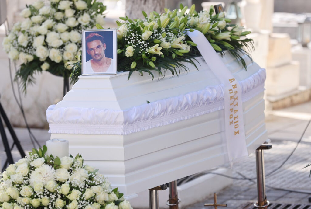 Αλέξανδρος Κομπόγιωργας: Βουβή θλίψη στην κηδεία του ηθοποιού