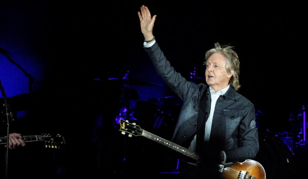 Εμβολιάστηκε ο Paul McCartney: «Be cool. Get vax’d»