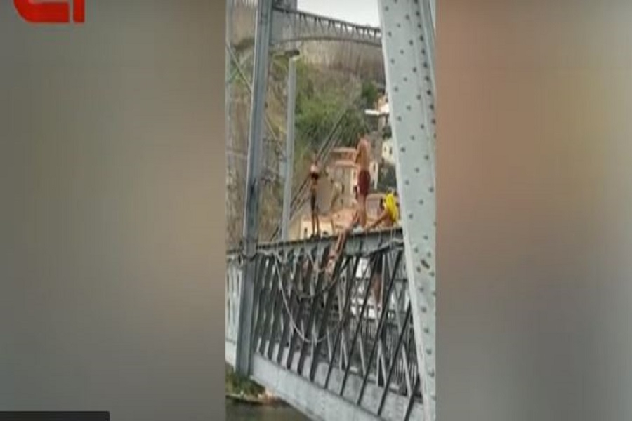 Τα πέταξε όλα και βούτηξε γυμνή από τη γέφυρα Dom Luis I στο Πόρτο