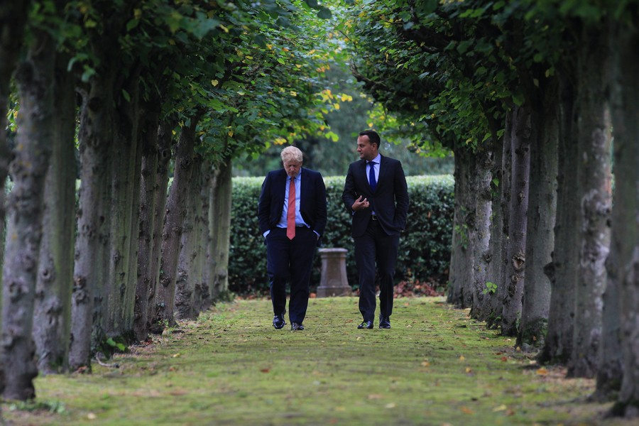 Χείρα βοηθείας για το Brexit ζητά από τους Ευρωπαίους ηγέτες ο Τζόνσον