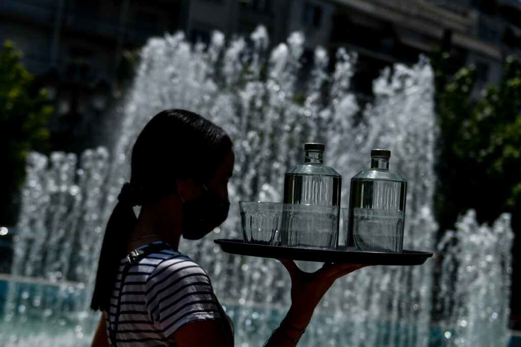 Μέτρα για τον καύσωνα και τους εργαζόμενους εξετάζει η κυβέρνηση