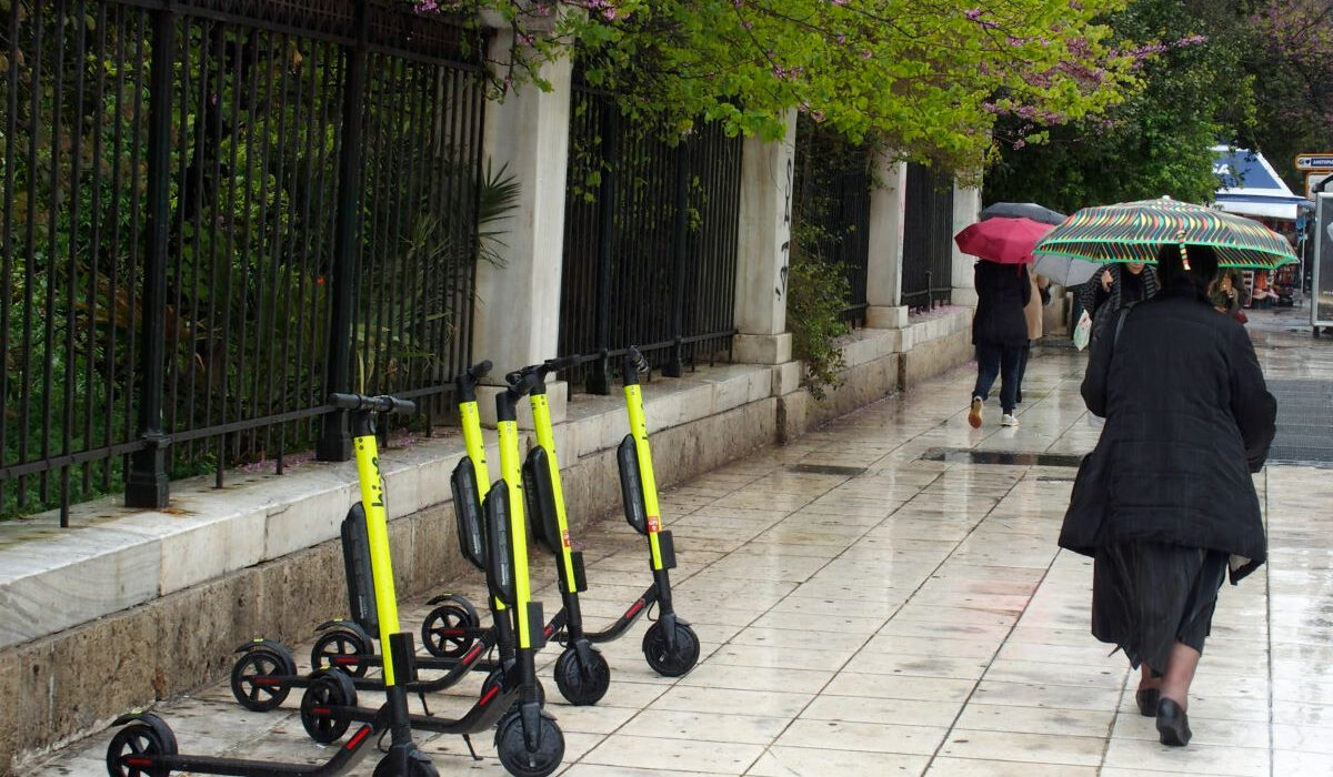 «Χειροπέδες» στον ληστή με το πατίνι – «Χτυπούσε» κοσμηματοπωλεία στο Κολωνάκι