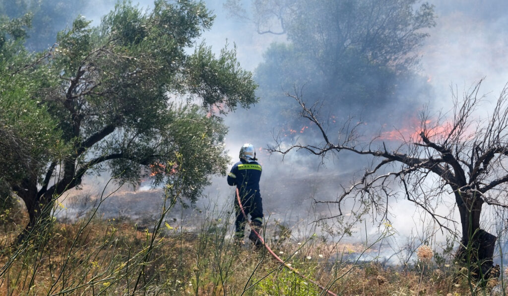 Ένοπλες Δυνάμεις: Άδεια σε όσους υπηρετούν ή κατάγονται από περιοχή που πλήττεται από τις φωτιές
