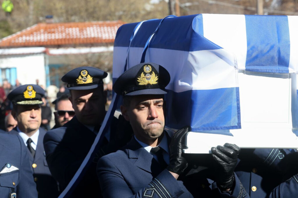 Κηδεία Τσιτλακίδη: «Είσαι ο ήρωάς μας» – Συγκλονιστικά καρέ από το «ύστατο χαίρε» στον Σμηναγό