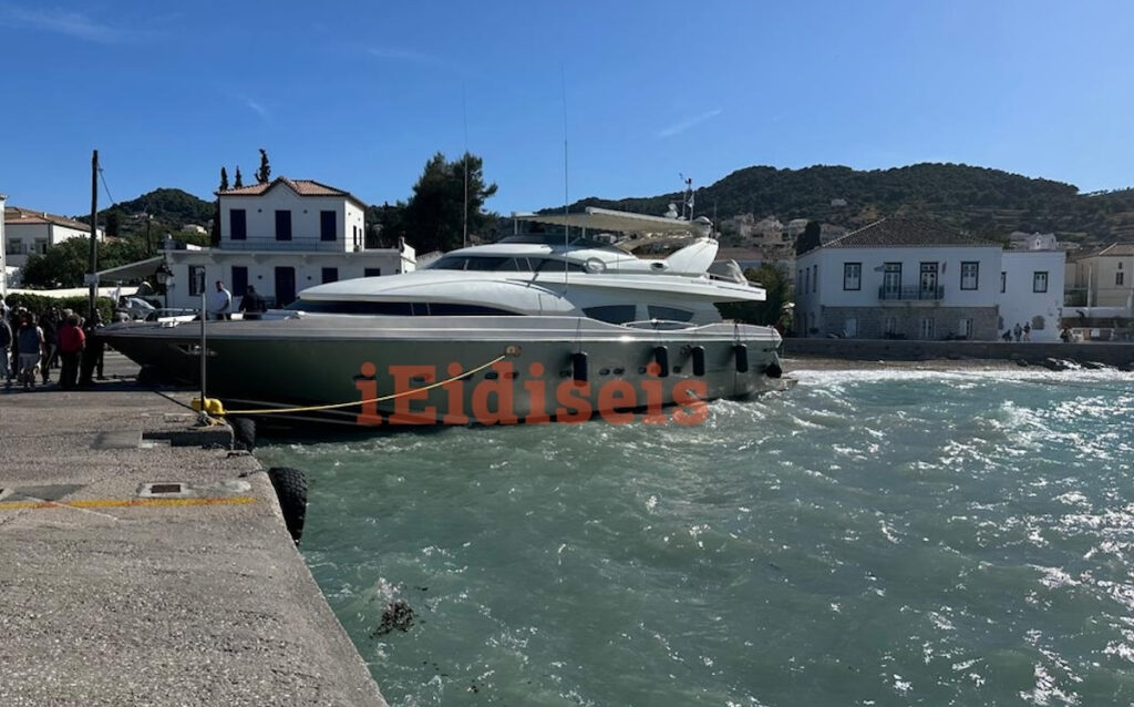 Σπέτσες: Τεράστια θαλαμηγός προσάραξε στο λιμάνι, την «πήρε» ο αέρας (εικόνες)