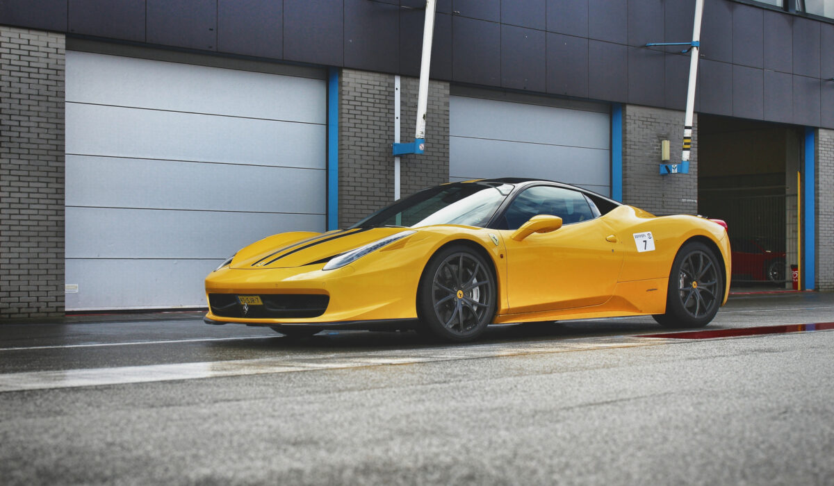 Σπάει τα «κοντέρ» των πωλήσεων η Ferrari