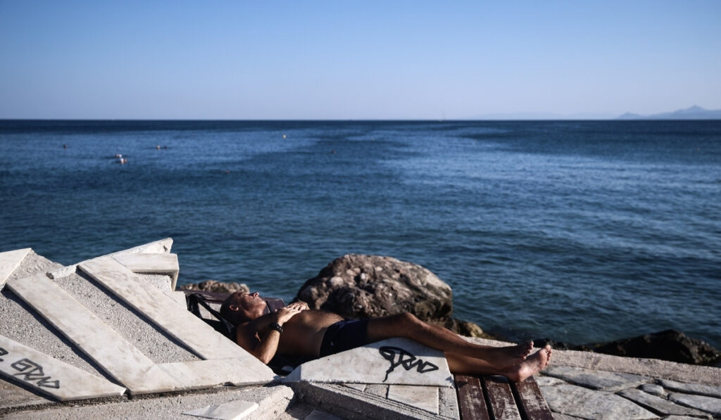 Καύσωνας τριών εβδομάδων με 40άρια: Πότε πέφτει η θερμοκρασία – Η πρόγνωση 4 μετεωρολόγων