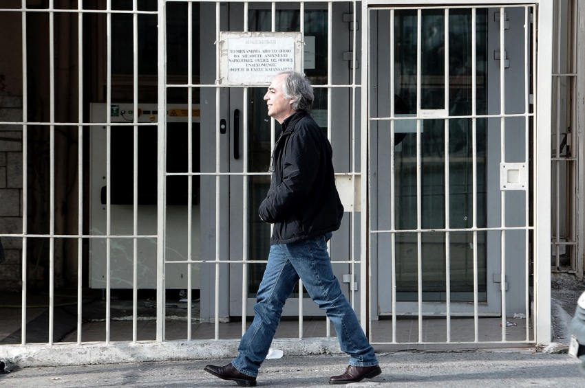 Αναστέλλει την απεργία πείνας ο Δ. Κουφοντίνας