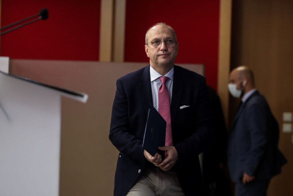 Απολογούμενος ο Οικονόμου στην Κομισιόν για την ελευθερία του Τύπου στην Ελλάδα