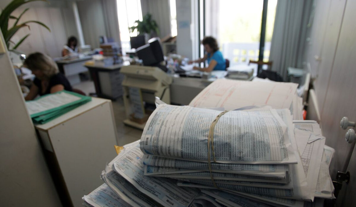 Νέος γύρος με «ψαλίδι» στις δαπάνες υπουργείων