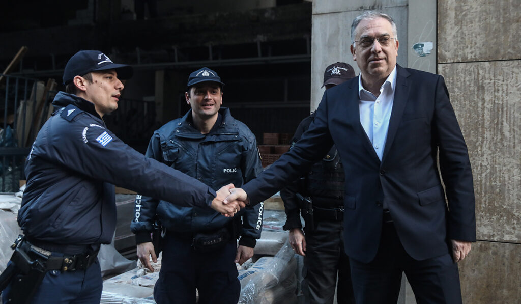 Στο ΑΤ Ομόνοιας ο Θεοδωρικάκος: 600 νέοι ειδικοί φρουροί στα τμήματα της Αττικής