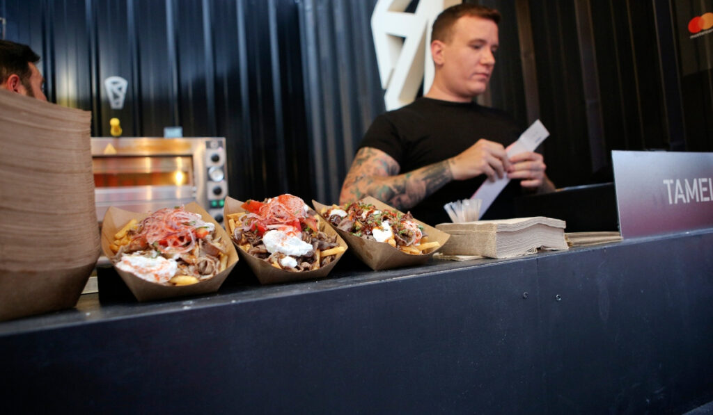 Street food: Χτύπησε «κόκκινο» η ακρίβεια – Οι τιμές 2021 και 2022 για φαγητό και καφέ