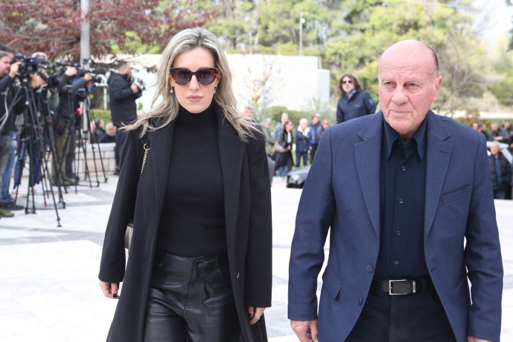 «Έφυγες γρήγορα από κοντά μας»: Το συγκινητικό «αντίο» στον Μίμη Δομάζο από τις κόρες του