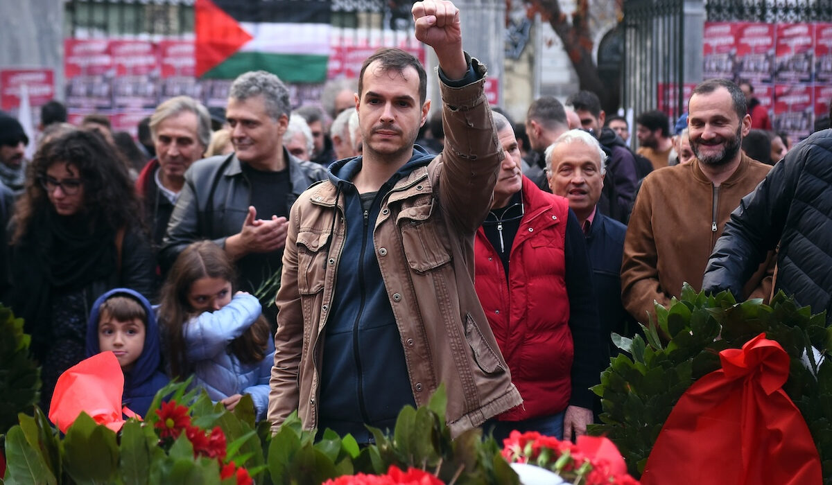Δεν τους πτόησε η βροχή: Πλήθος κόσμου τιμά την 51η επέτειο του Πολυτεχνείου – Φωτογραφίες