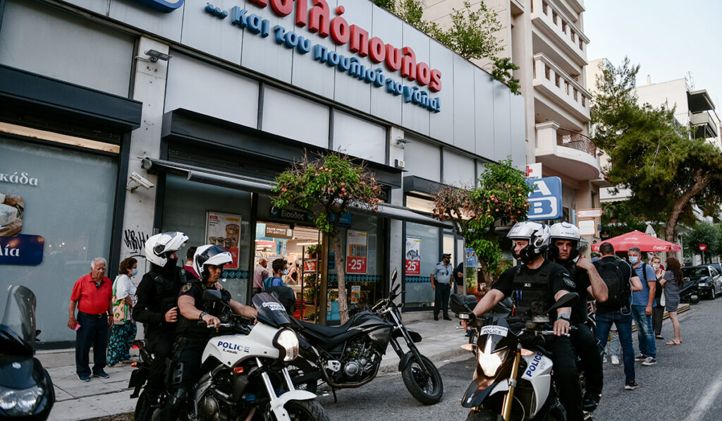 Δύο ένοπλες ληστείες σε σούπερ μάρκετ στη Γλυφάδα και το Παλαιό Φάληρο