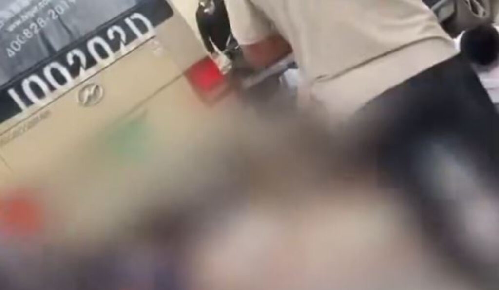 Τραγωδία στην Κίνα: Σχολικό έπεσε πάνω σε πλήθος – 11 νεκροί, οι 5 μαθητές