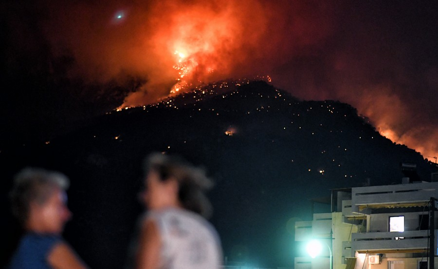Σε εξέλιξη η μεγάλη πυρκαγιά στο Λουτράκι