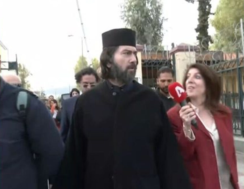 Στα δικαστήρια «αλλαγμένος» ο πατήρ Αντώνιος: Η πρώτη του εμφάνιση μετά το σκάνδαλο