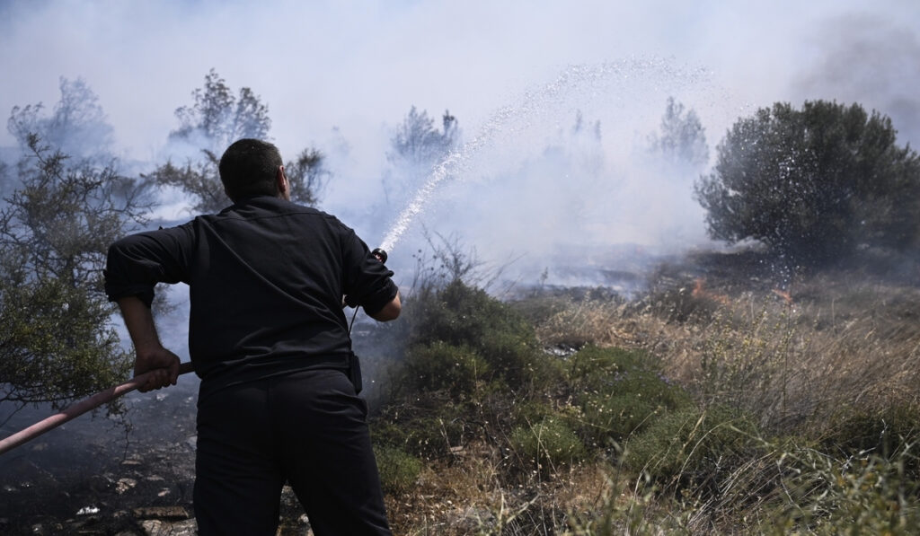 Φωτιά τώρα στον Κάλαμο κοντά σε σπίτια