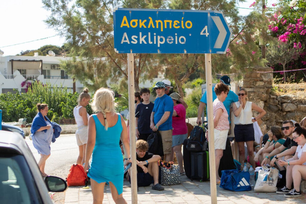 Το αφεντικό… τρελάθηκε: Δωρεάν διακοπές στη Ρόδο υπόσχεται ο Μητσοτάκης