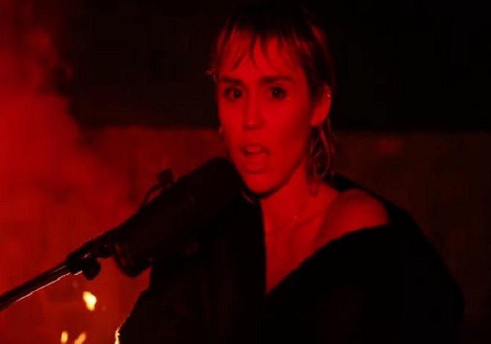 Η Miley Cyrus τραγουδά το «Wish You Were Here» των Pink Floyd