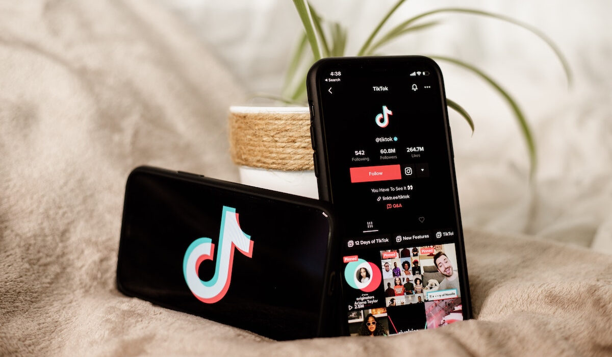 «Ψήνεται» late night μαγκαζίνο με περιεχόμενο από το TikTok – Ποια ονόματα ακούγονται για την παρουσίασή του