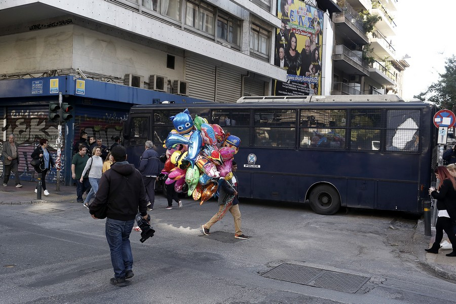 Έφοδος της αστυνομίας στην ΑΣΟΕΕ – Έρευνες στα υπόγεια του κτιρίου
