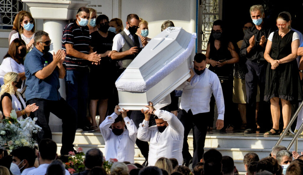 Φολέγανδρος: «Όχι άλλη Γαρυφαλλιά» – Σπαραγμός στην κηδεία της 26χρονης