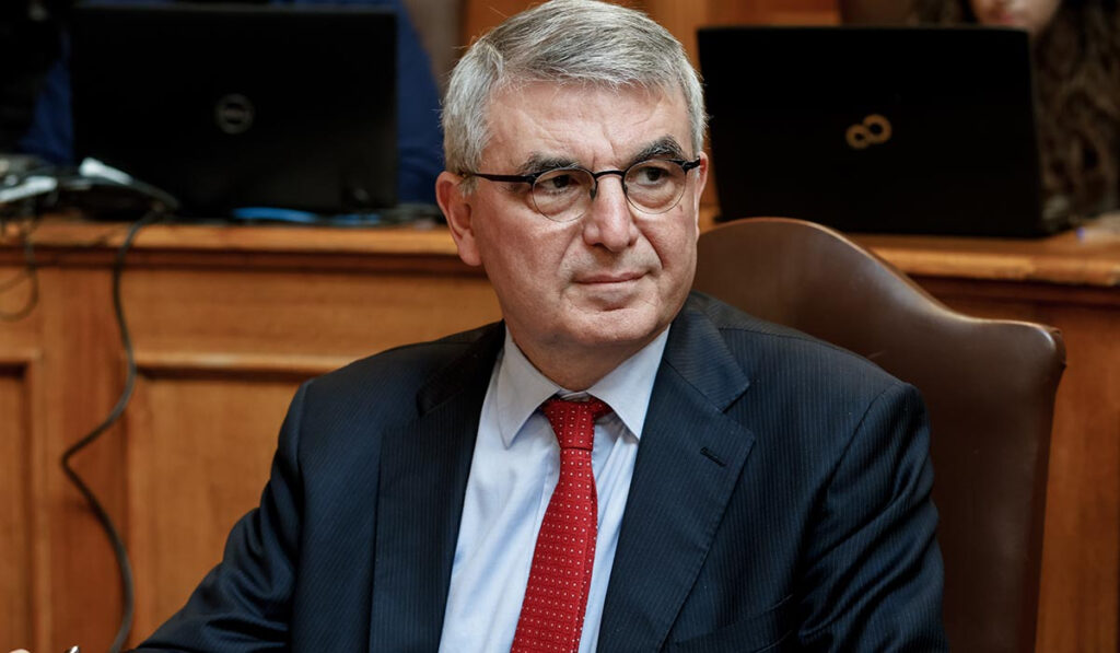Ο υπουργός που θέλει να μας κάνει… Ιαπωνία (βίντεο)