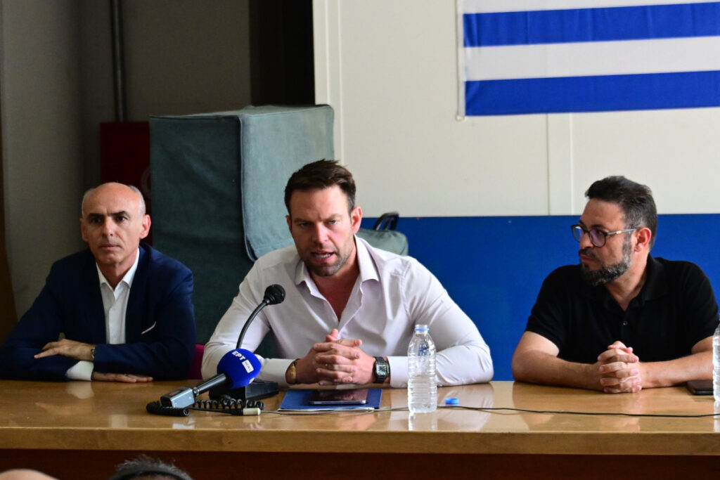 Κασσελάκης: «Δεσμεύομαι για επαναφορά του 13ου και 14ου μισθού στους δημόσιους υπαλλήλους»