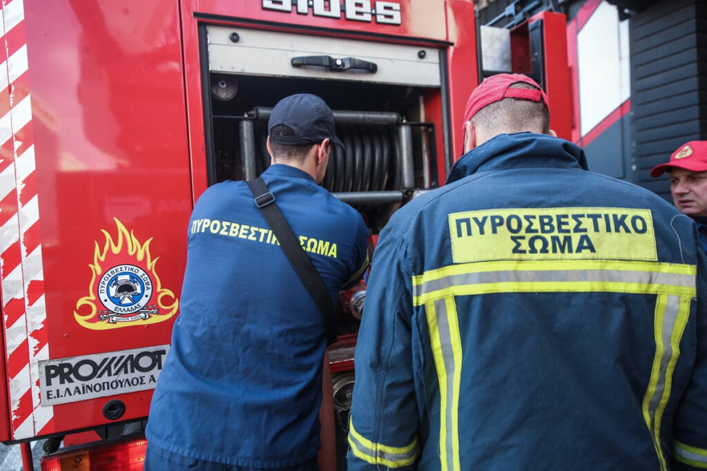Φωτιά σε μονοκατοικία στην Παιανία – Η Πυροσβεστική απεγκλώβισε μια ηλικιωμένη γυναίκα