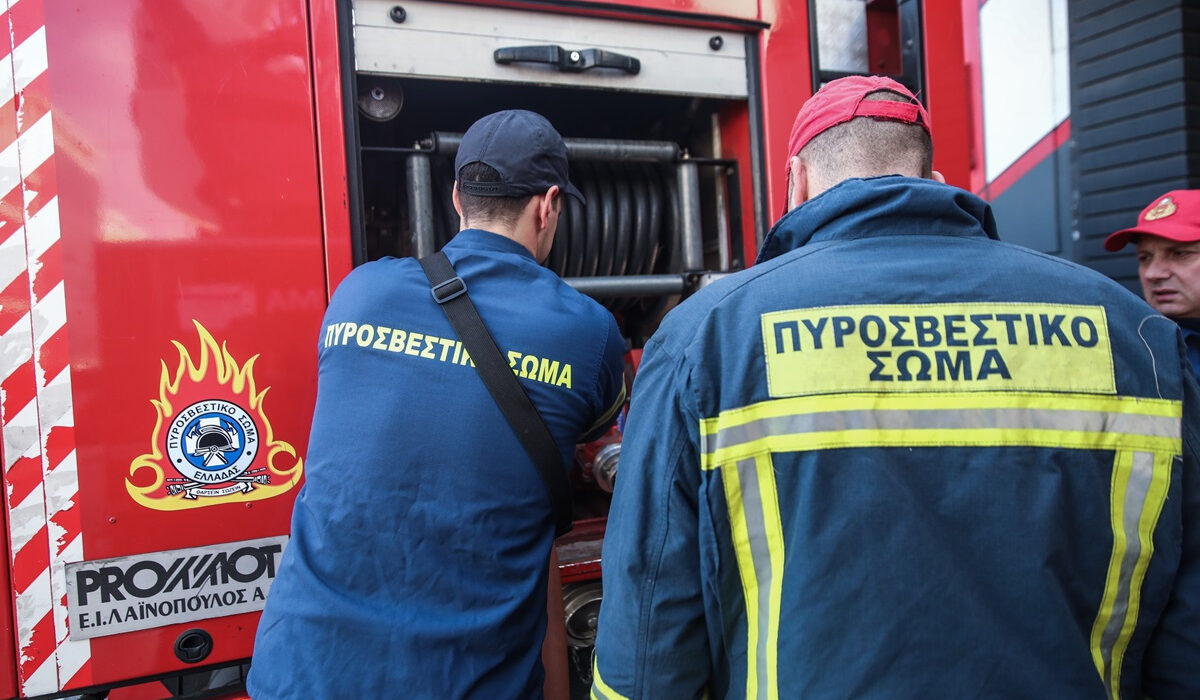 Φωτιά σε μονοκατοικία στην Παιανία – Η Πυροσβεστική απεγκλώβισε μια ηλικιωμένη γυναίκα
