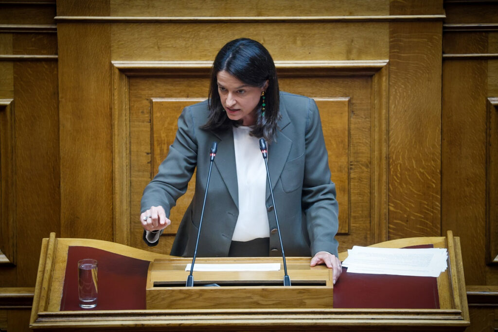 Αιφνιδιασμός στη Βουλή: Επιστολική ψήφος και στις εθνικές εκλογές με τροπολογία Κεραμέως