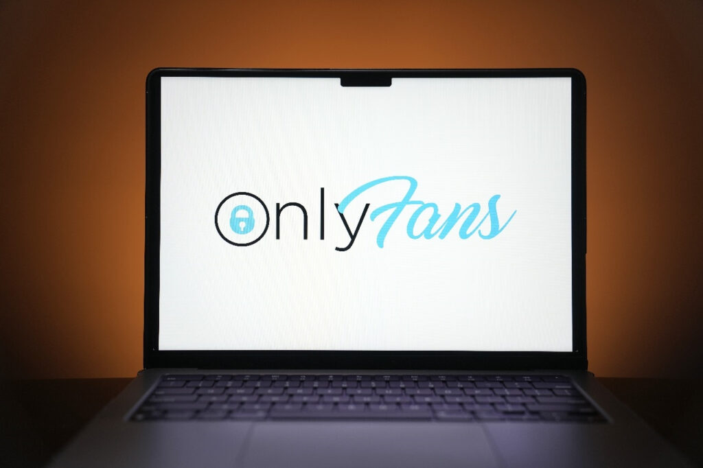 Ο σκοτεινός κόσμος του Only Fans: Εκατοντάδες βίντεο και εικόνες με κακοποίηση ανηλίκων