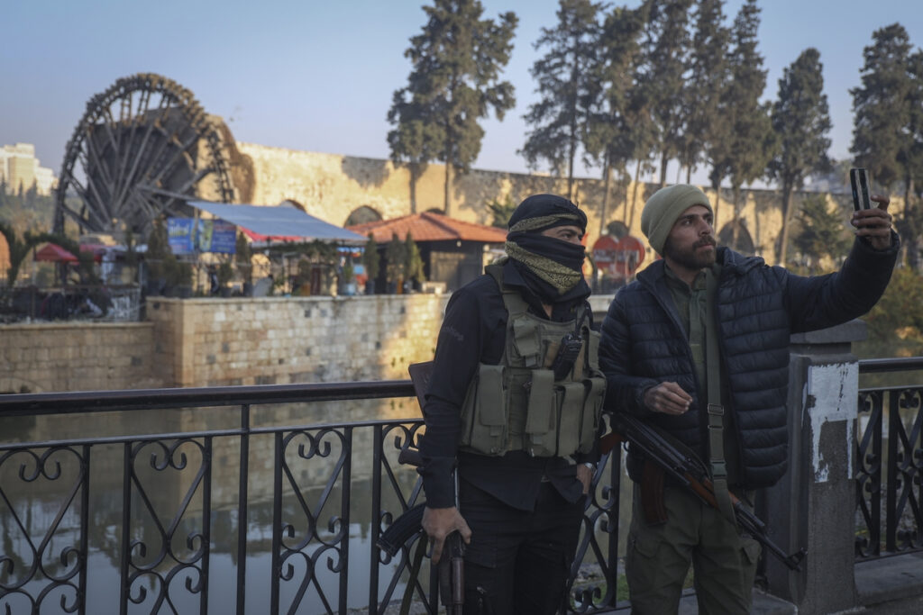 Ώρα μηδέν στη Συρία: Χιλιάδες εγκαταλείπουν τη Χομς καθώς προελαύνουν οι τζιχαντιστές-αντάρτες
