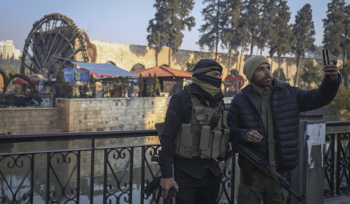 Ώρα μηδέν στη Συρία: Χιλιάδες εγκαταλείπουν τη Χομς καθώς προελαύνουν οι τζιχαντιστές-αντάρτες