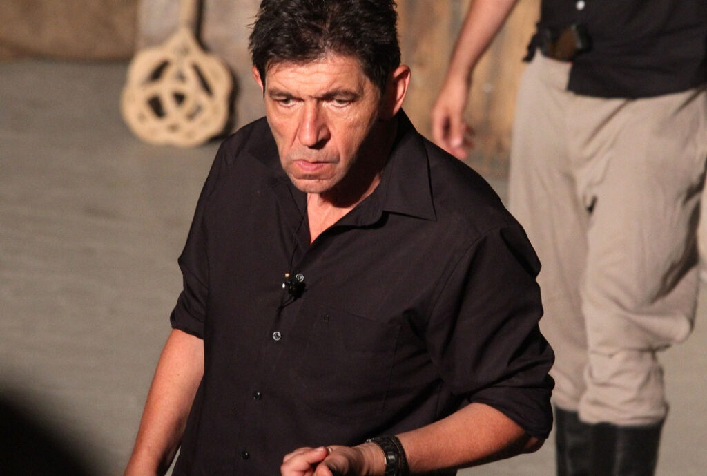 Γεράσιμος Σκιαδαρέσης: Ο ρόλος του στο «Μαύρο Ρόδο» – η πρώτη φωτογραφία από τα γυρίσματα