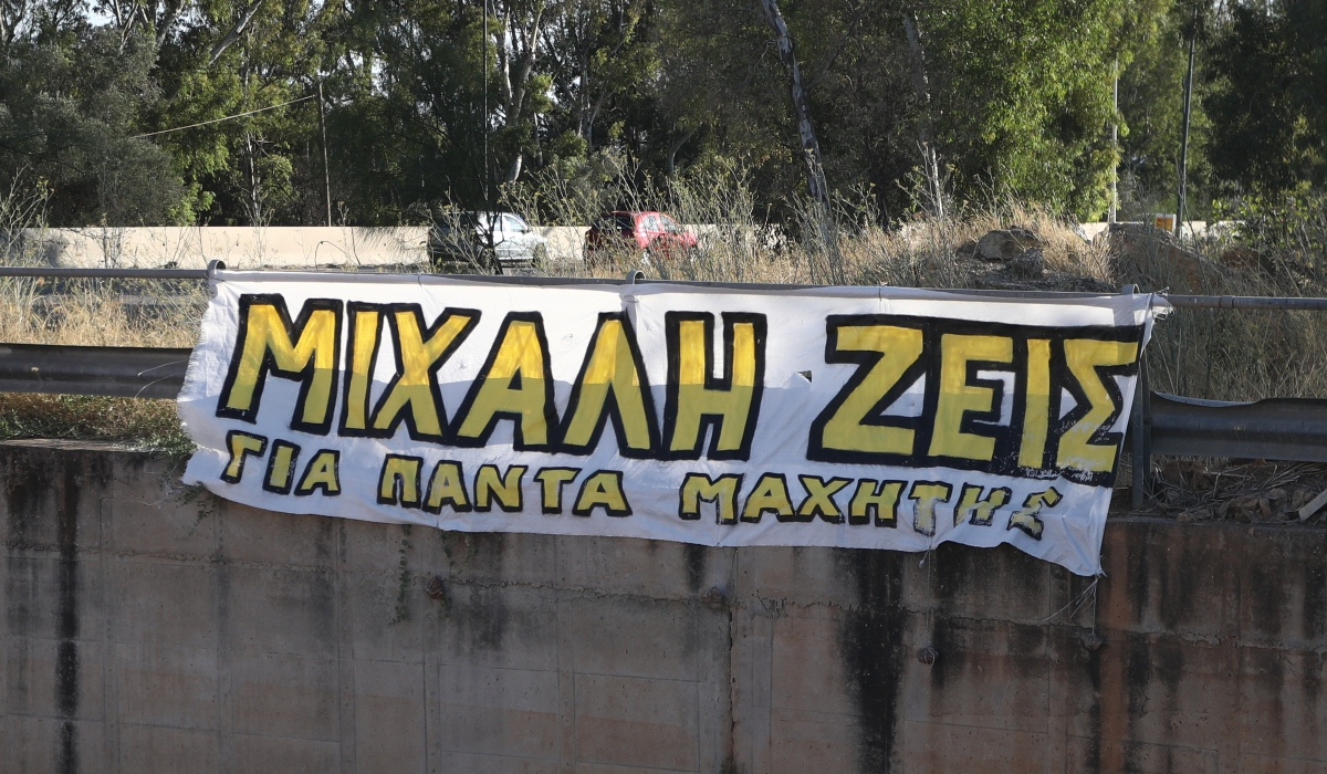 «Bρίσκεσαι ήδη δίπλα στους αγγέλους» – Ο σπαραγμός της μάνας του Μιχάλη Κατσουρή στην κηδεία του