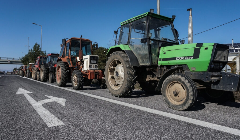 Αγρότες έστησαν μπλόκο στην παλαιά εθνική οδό Πατρών – Αθηνών, κοντά στο Αίγιο