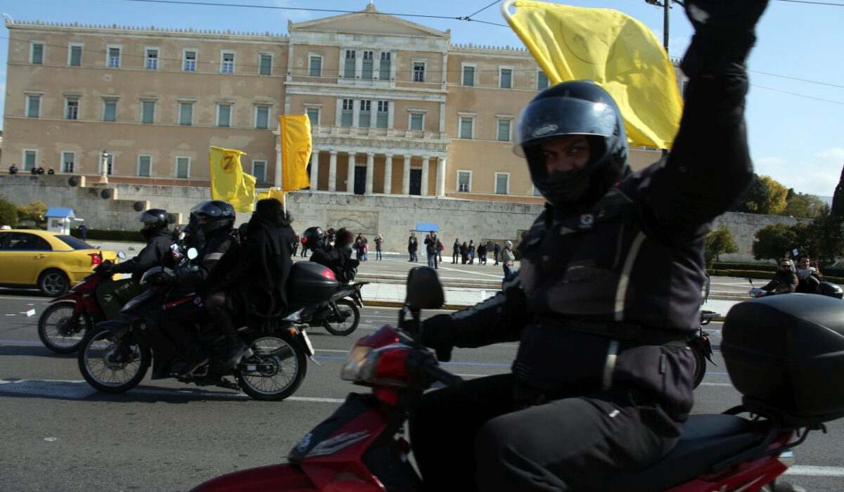 «Μην παραγγείλεις, φτιάξε μία μακαρονάδα»: Οι ντελιβεράδες απεργούν