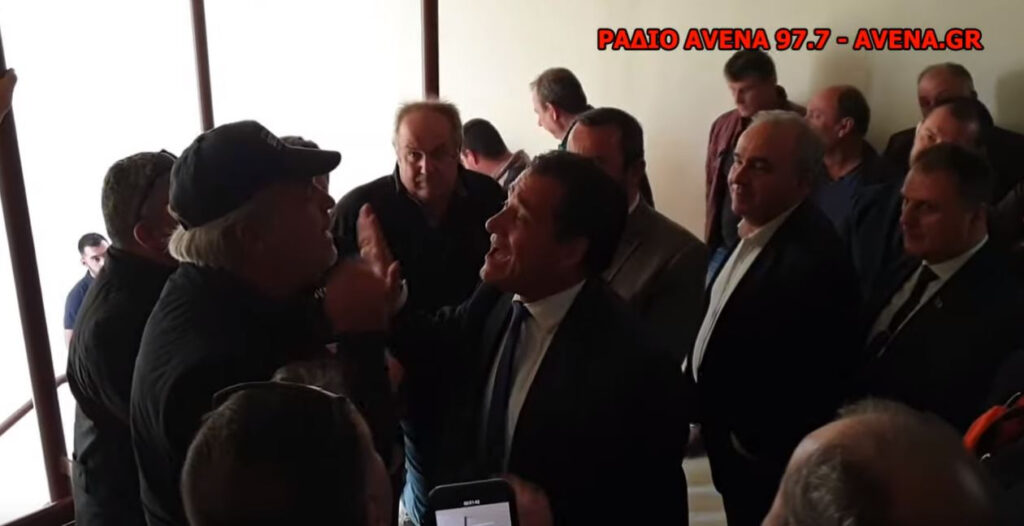 Ο Άδωνις Γεωργιάδης έχασε την ψυχραιμία του σε συνάντηση με τευτλοπαραγωγούς (video)