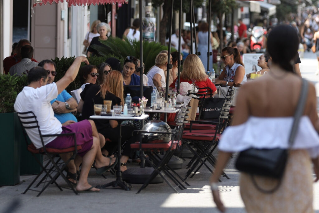 «Φωνάζουν» οι ειδικοί για την 4η δόση: Τα εμβόλια δεν πιάνουν τις μεταλλάξεις Όμικρον 4 και 5