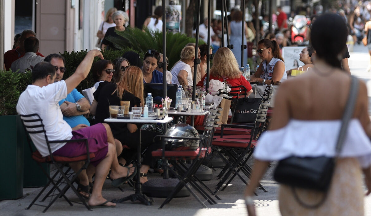 «Φωνάζουν» οι ειδικοί για την 4η δόση: Τα εμβόλια δεν πιάνουν τις μεταλλάξεις Όμικρον 4 και 5