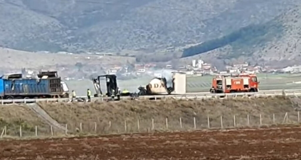 Φωτιά σε φορτηγό και διακοπή κυκλοφορίας στην Εγνατία Οδό